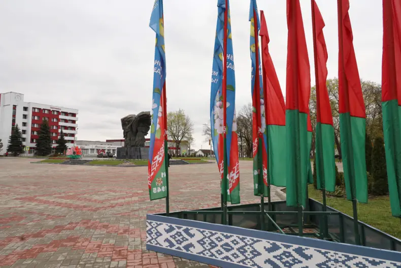 В Октябрьском в Праздник труда  открылась обновленная Доска почета. - 5360483579527