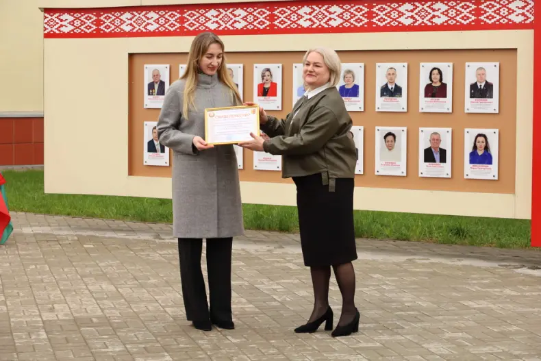 В Октябрьском в Праздник труда  открылась обновленная Доска почета. - 5360483413639