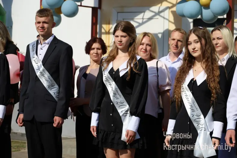 Ленты выпускников, букеты цветов, волнительный перезвон голосов, слезы на глазах родителей… - 5360711302279