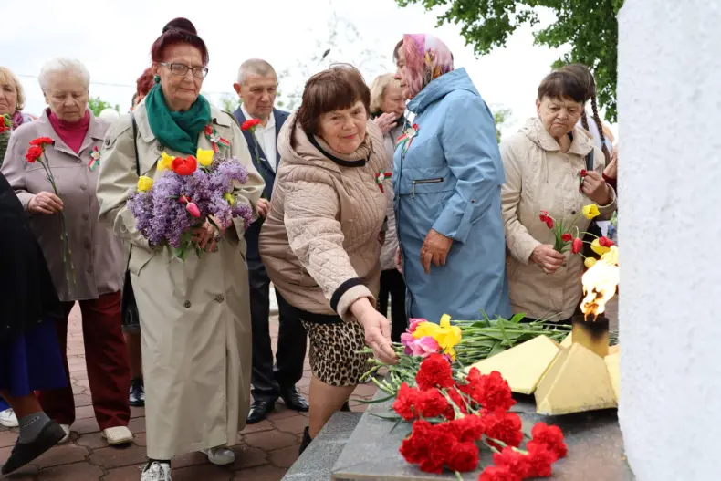 В День Победы в Октябрьском  прошел митинг-реквием, который  состоялся на мемориале «Братское кладбище». - 5360570645639
