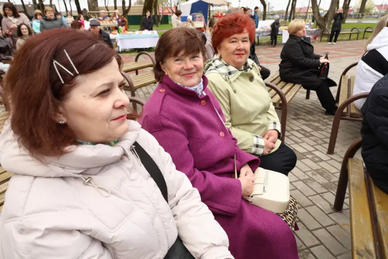 В Октябрьском  в городском сквере прошла  праздничная концертная программа, приуроченная Празднику труда. - 5360483870599