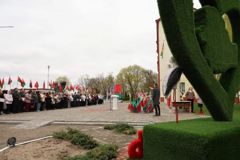 В Октябрьском в Праздник труда  открылась обновленная Доска почета. - 5360483363207