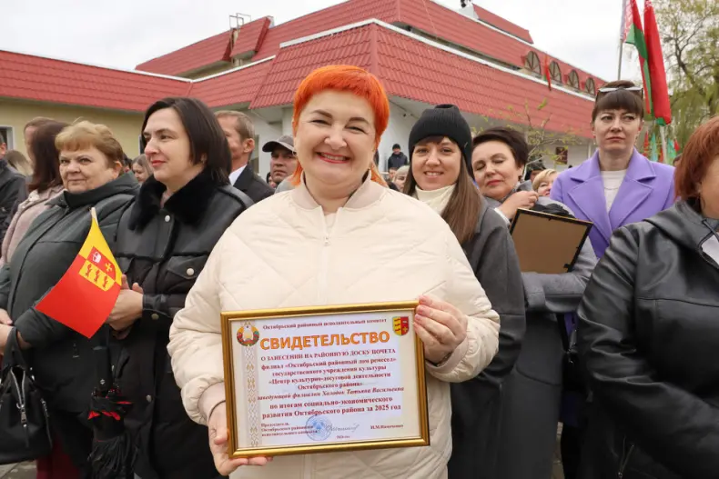В Октябрьском в Праздник труда  открылась обновленная Доска почета. - 5360483410823