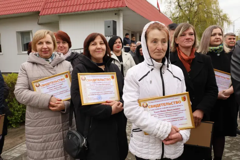 В Октябрьском в Праздник труда  открылась обновленная Доска почета. - 5360483539335