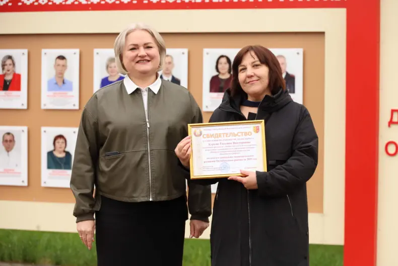 В Октябрьском в Праздник труда  открылась обновленная Доска почета. - 5360483431815