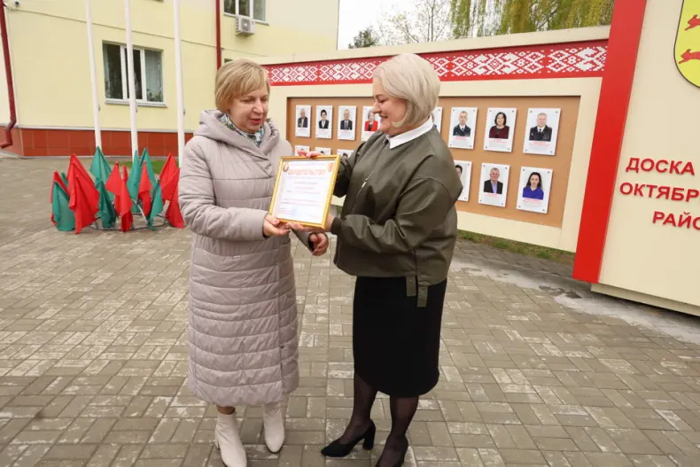 В Октябрьском в Праздник труда  открылась обновленная Доска почета. - 5360483378311