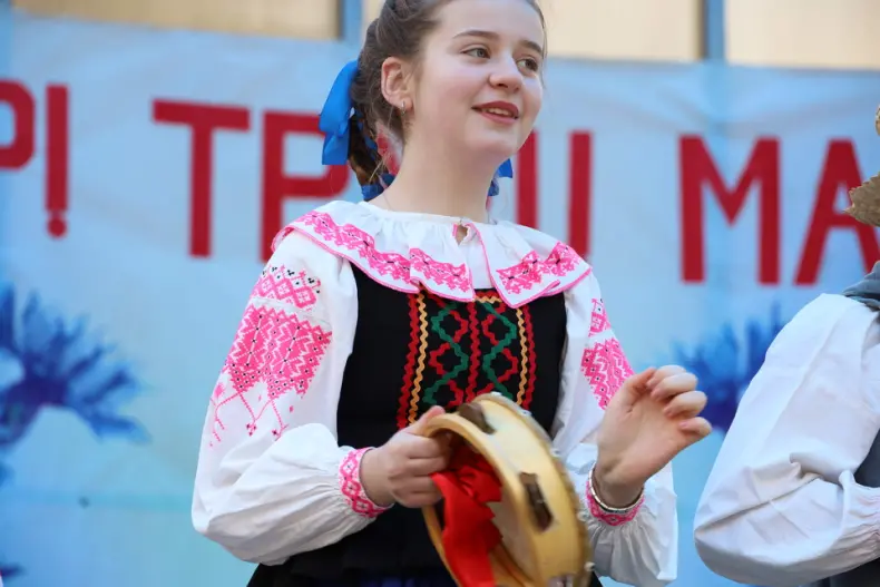 В Октябрьском  в городском сквере прошла  праздничная концертная программа, приуроченная Празднику труда. - 5360483944583