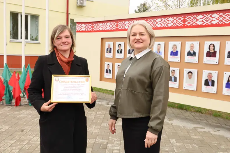 В Октябрьском в Праздник труда  открылась обновленная Доска почета. - 5360483416711