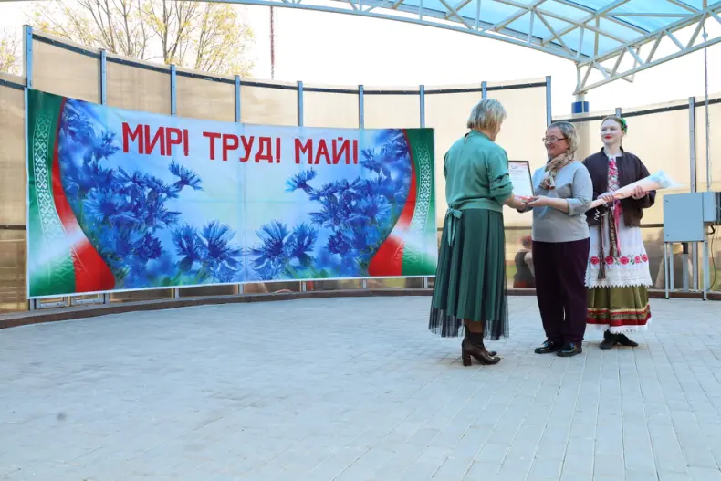 В Октябрьском  в городском сквере прошла  праздничная концертная программа, приуроченная Празднику труда. - 5360483897223