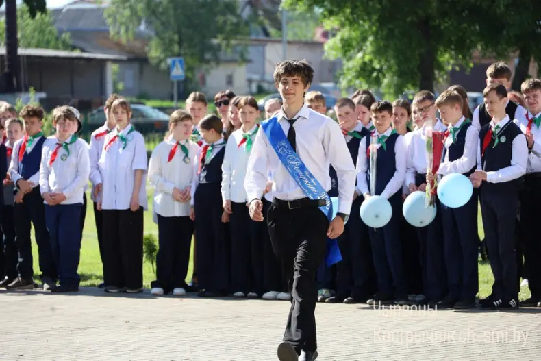 Ленты выпускников, букеты цветов, волнительный перезвон голосов, слезы на глазах родителей… - 5360711301767