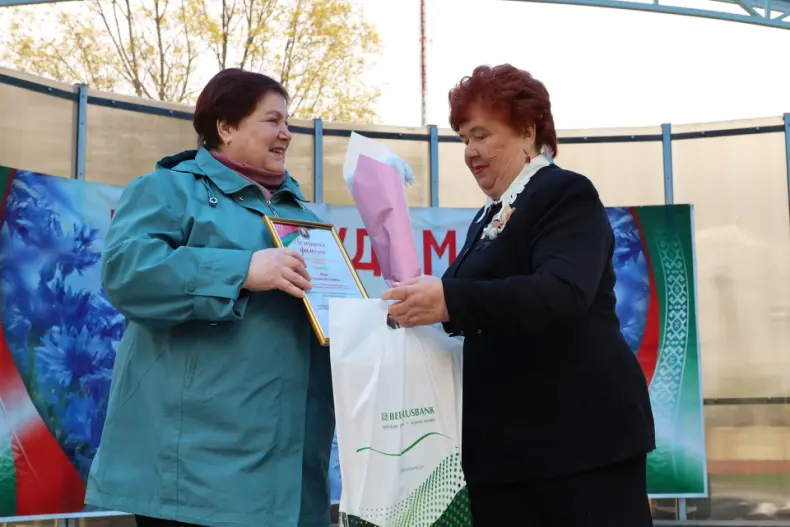 В Октябрьском  в городском сквере прошла  праздничная концертная программа, приуроченная Празднику труда. - 5360483945863