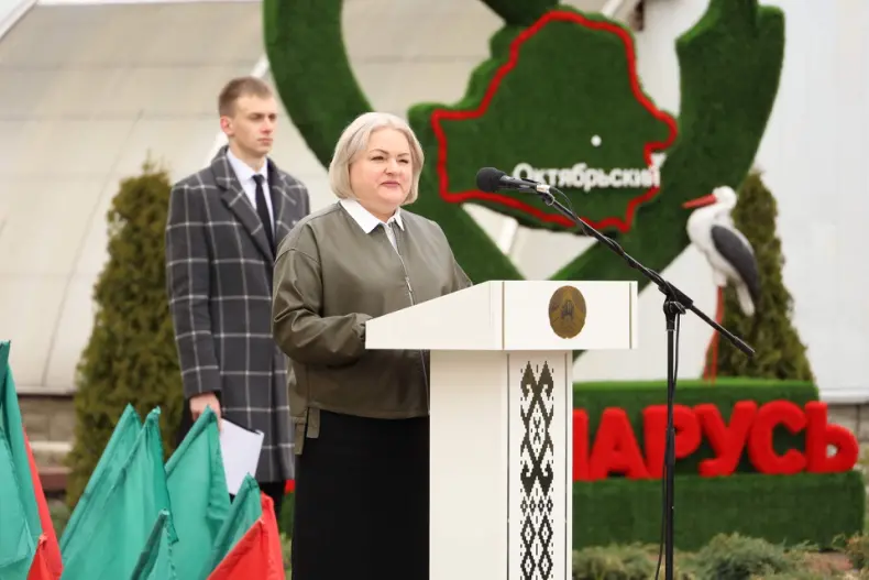 В Октябрьском в Праздник труда  открылась обновленная Доска почета. - 5360483351687
