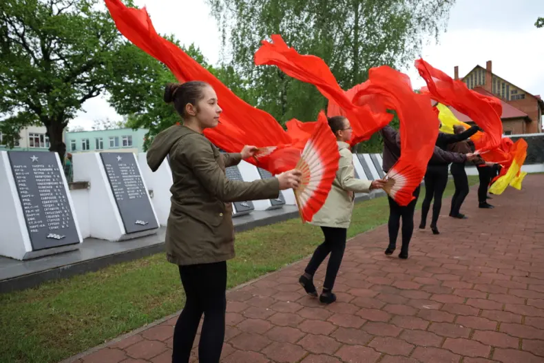 В День Победы в Октябрьском  прошел митинг-реквием, который  состоялся на мемориале «Братское кладбище». - 5360570585735