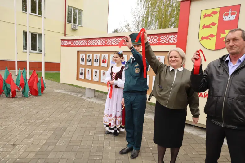 В Октябрьском в Праздник труда  открылась обновленная Доска почета. - 5360483324807