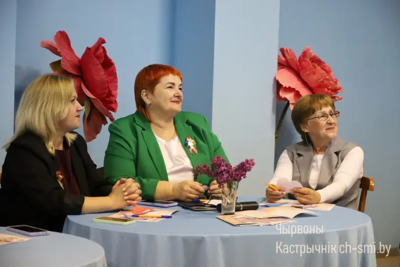Сегодня в Октябрьском территориальном центре социального обслуживания населения состоялся круглый стол «Женщина-мать, труженица, хранительница семейного очага». - 5360614779015