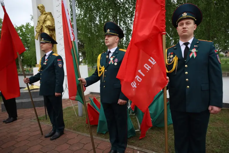 В День Победы в Октябрьском  прошел митинг-реквием, который  состоялся на мемориале «Братское кладбище». - 5360570585479