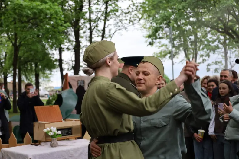 Празднование Дня Победы в Октябрьском продолжилось в городском сквере. - 5360575717511