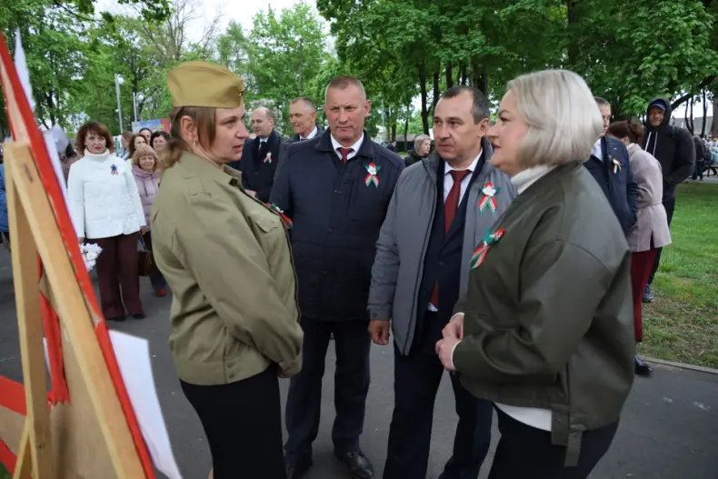 Празднование Дня Победы в Октябрьском продолжилось в городском сквере. - 5360575642759