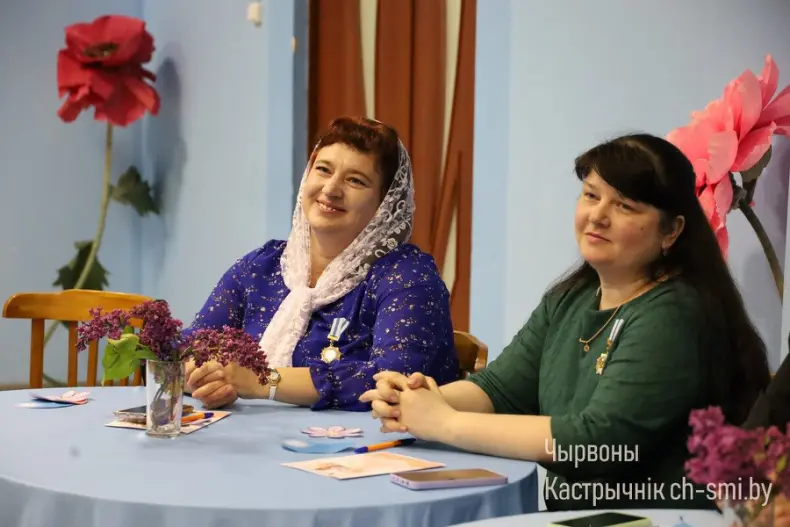 Сегодня в Октябрьском территориальном центре социального обслуживания населения состоялся круглый стол «Женщина-мать, труженица, хранительница семейного очага». - 5360614777991