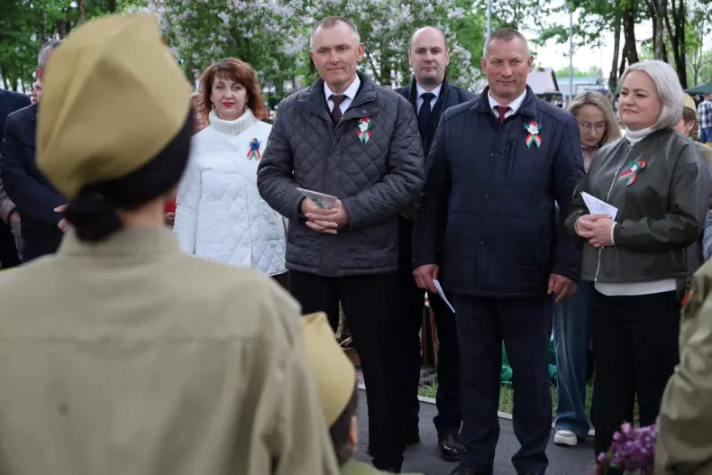 Празднование Дня Победы в Октябрьском продолжилось в городском сквере. - 5360575644039