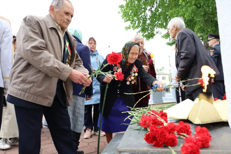 В День Победы в Октябрьском  прошел митинг-реквием, который  состоялся на мемориале «Братское кладбище». - 5360570646151
