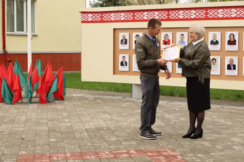 В Октябрьском в Праздник труда  открылась обновленная Доска почета. - 5360483433351