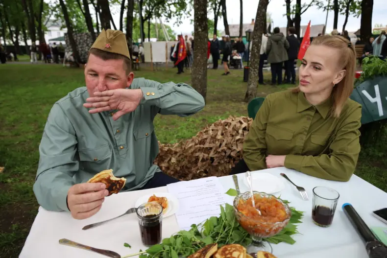Празднование Дня Победы в Октябрьском продолжилось в городском сквере. - 5360575646087