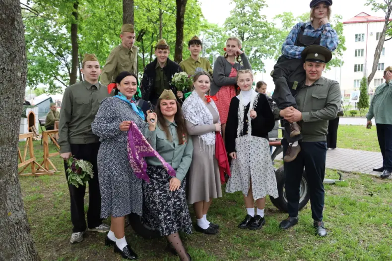 Празднование Дня Победы в Октябрьском продолжилось в городском сквере. - 5360575648391