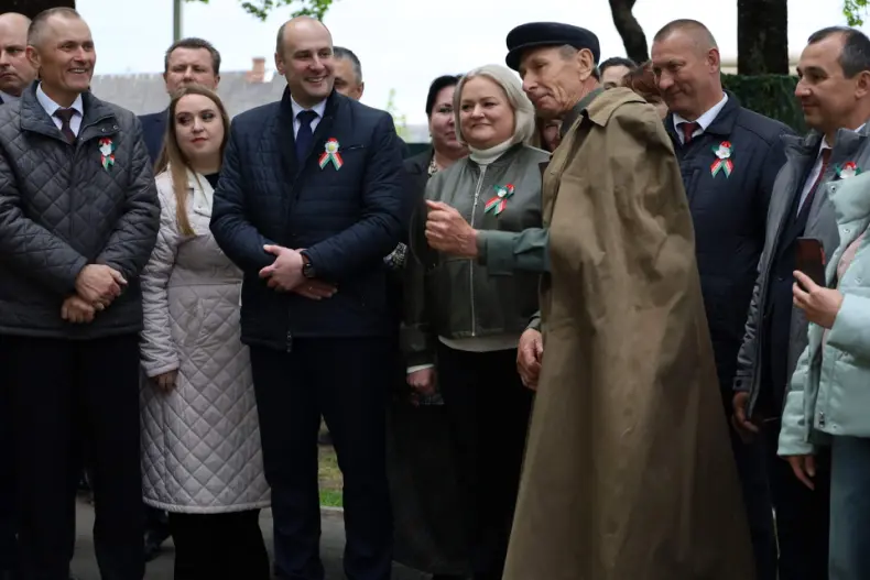 Празднование Дня Победы в Октябрьском продолжилось в городском сквере. - 5360575691655