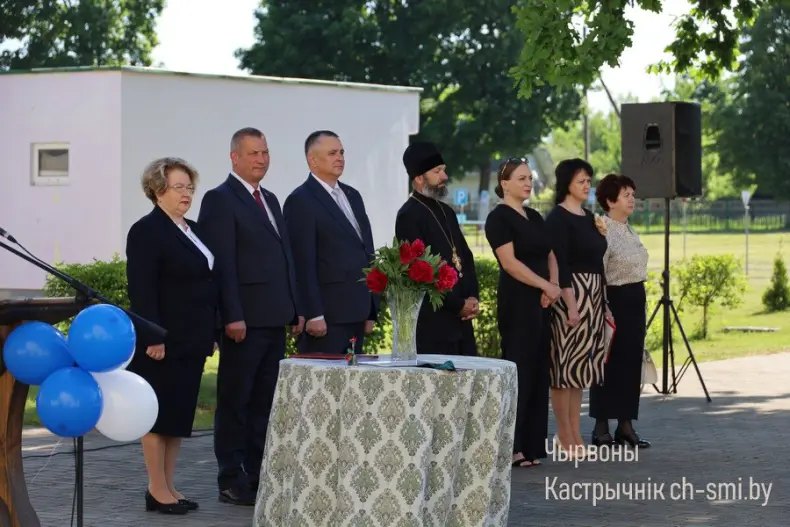 Ленты выпускников, букеты цветов, волнительный перезвон голосов, слезы на глазах родителей… - 5360711303303