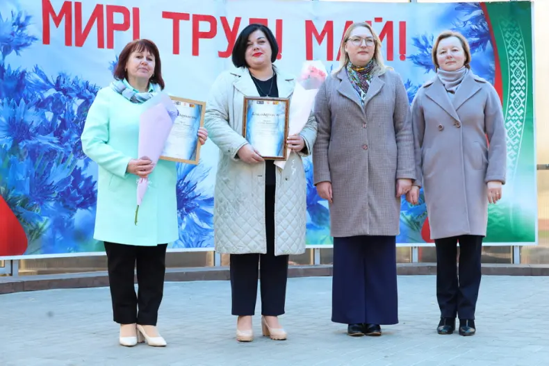 В Октябрьском  в городском сквере прошла  праздничная концертная программа, приуроченная Празднику труда. - 5360483946631