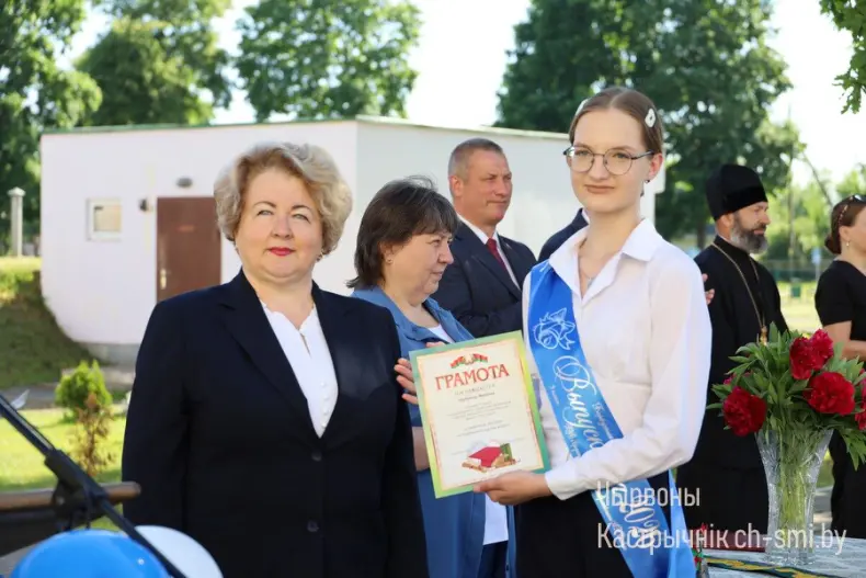 Ленты выпускников, букеты цветов, волнительный перезвон голосов, слезы на глазах родителей… - 5360711300743