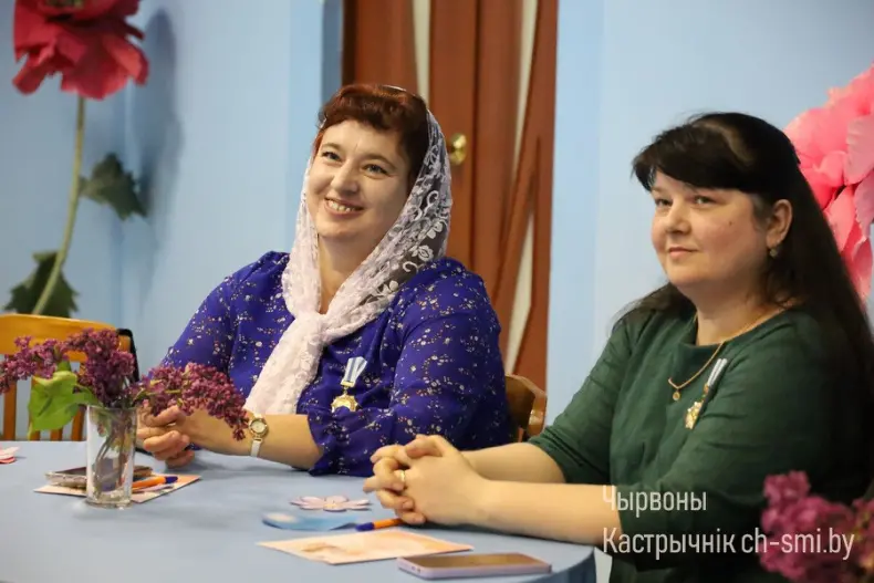 Сегодня в Октябрьском территориальном центре социального обслуживания населения состоялся круглый стол «Женщина-мать, труженица, хранительница семейного очага». - 5360614777735
