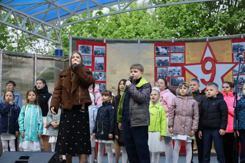 Празднование Дня Победы в Октябрьском продолжилось в городском сквере. - 5360575714183