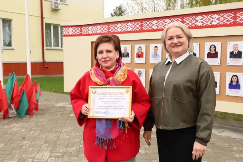 В Октябрьском в Праздник труда  открылась обновленная Доска почета. - 5360483377543
