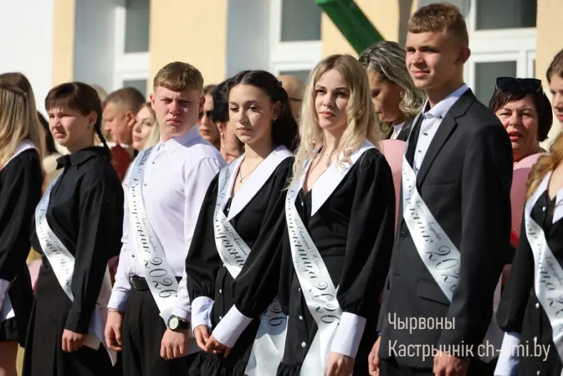 Ленты выпускников, букеты цветов, волнительный перезвон голосов, слезы на глазах родителей… - 5360711302023