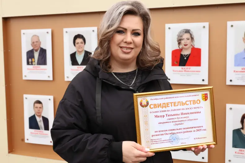 В Октябрьском в Праздник труда  открылась обновленная Доска почета. - 5360483536007