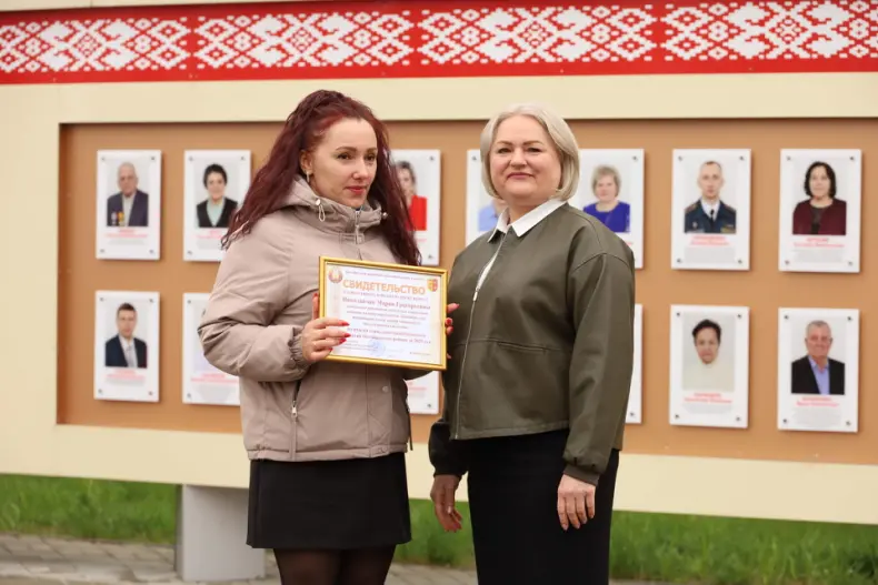 В Октябрьском в Праздник труда  открылась обновленная Доска почета. - 5360483430279