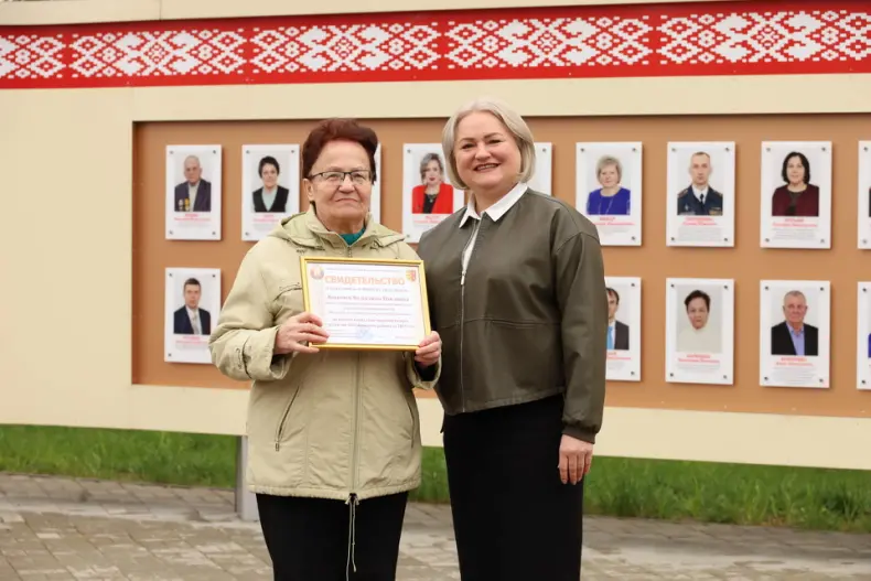 В Октябрьском в Праздник труда  открылась обновленная Доска почета. - 5360483430791
