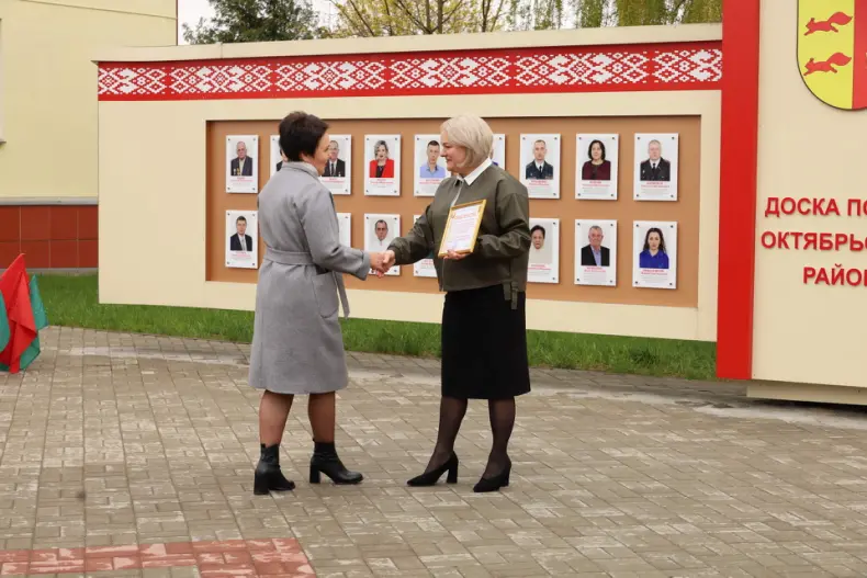 В Октябрьском в Праздник труда  открылась обновленная Доска почета. - 5360483415943