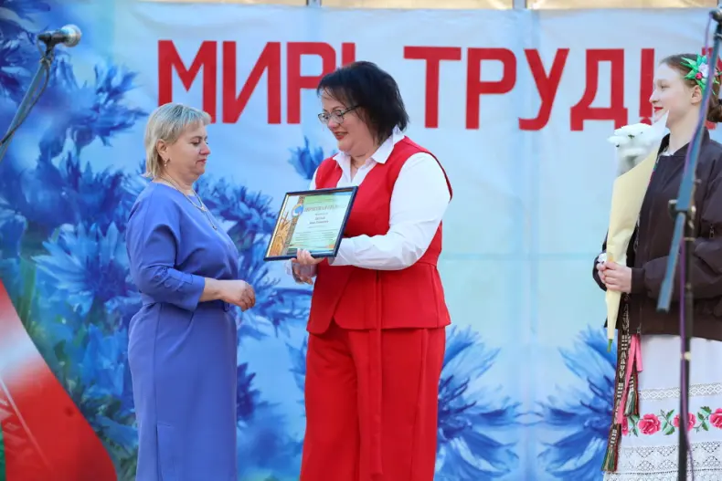 В Октябрьском  в городском сквере прошла  праздничная концертная программа, приуроченная Празднику труда. - 5360483864199