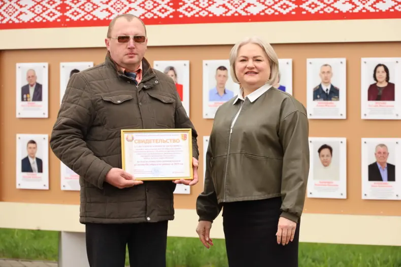 В Октябрьском в Праздник труда  открылась обновленная Доска почета. - 5360483412615