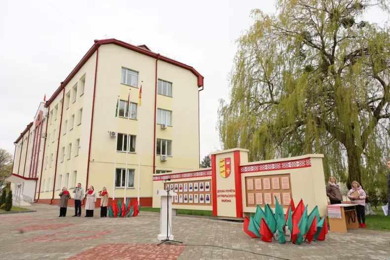 В Октябрьском в Праздник труда  открылась обновленная Доска почета. - 5360483273351