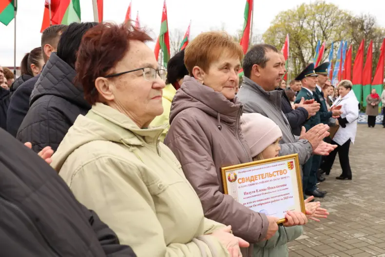 В Октябрьском в Праздник труда  открылась обновленная Доска почета. - 5360483436679