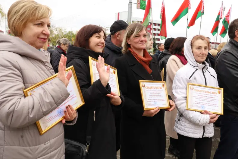 В Октябрьском в Праздник труда  открылась обновленная Доска почета. - 5360483345031