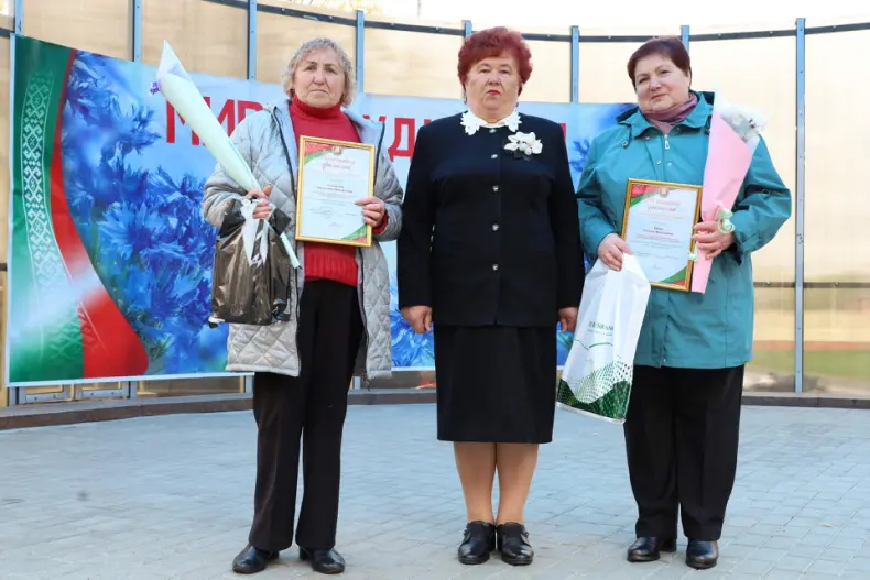 В Октябрьском  в городском сквере прошла  праздничная концертная программа, приуроченная Празднику труда. - 5360483945351
