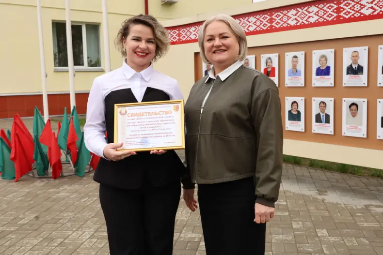 В Октябрьском в Праздник труда  открылась обновленная Доска почета. - 5360483379335