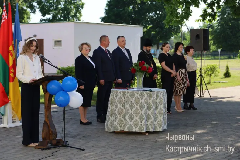 Ленты выпускников, букеты цветов, волнительный перезвон голосов, слезы на глазах родителей… - 5360711303559