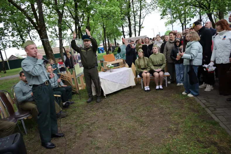 Празднование Дня Победы в Октябрьском продолжилось в городском сквере. - 5360575715975