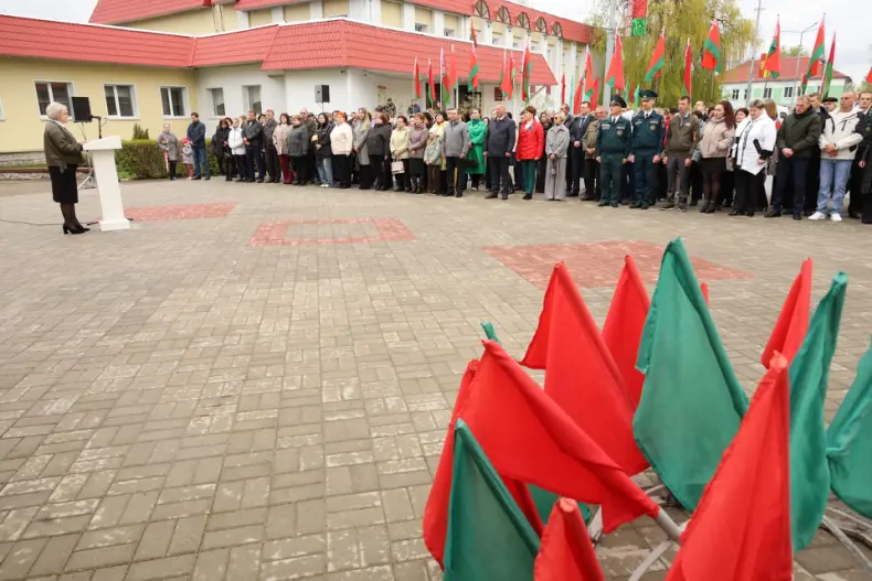В Октябрьском в Праздник труда  открылась обновленная Доска почета. - 5360483372423